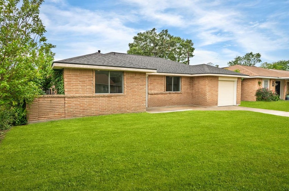 727 Deerpass Dr, Channelview, TX 77530