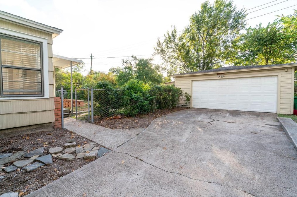 911 Worthshire St, Houston TX  77008-6436 exterior