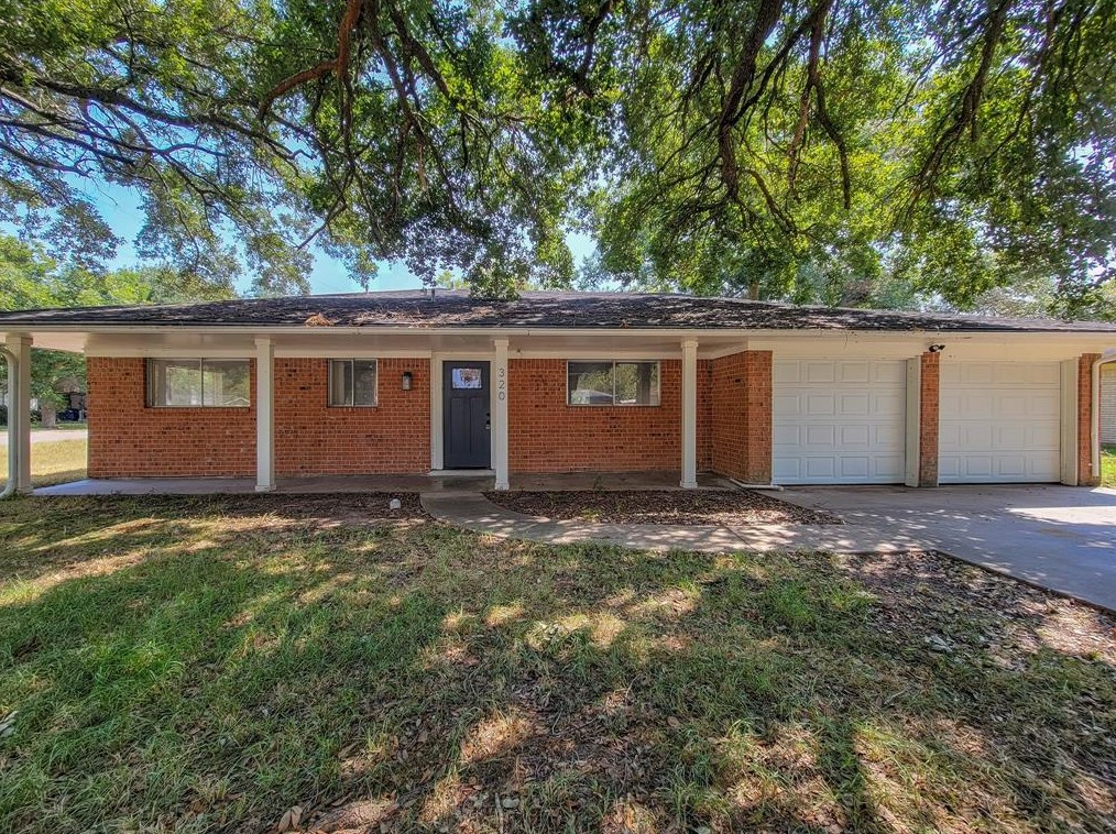 320 Sands St, Angleton, TX 77515