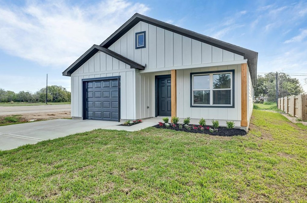 310 8th St, Hempstead, TX 77445