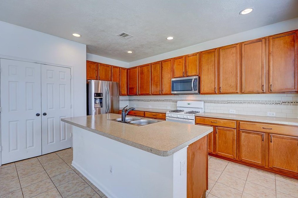 11731 Wren Xing Dr, Houston TX  77038-3615 exterior