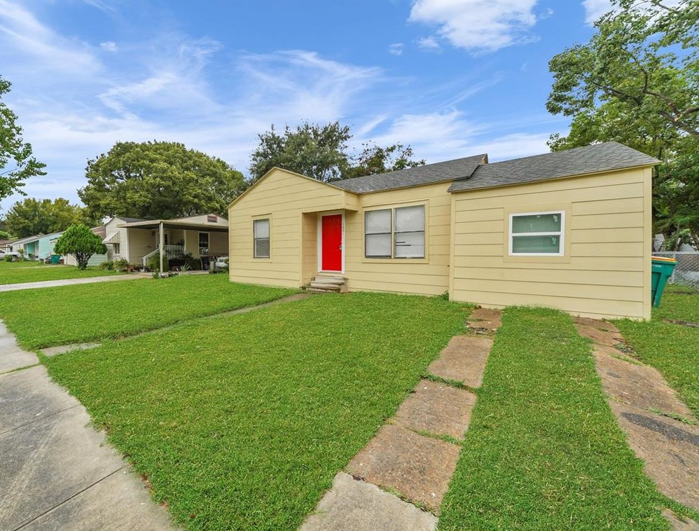 1601 Alabama St, Baytown TX  77520-6103 exterior