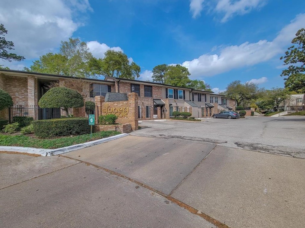 1800 Stoney Brook Dr, Houston TX  77063-1825 exterior