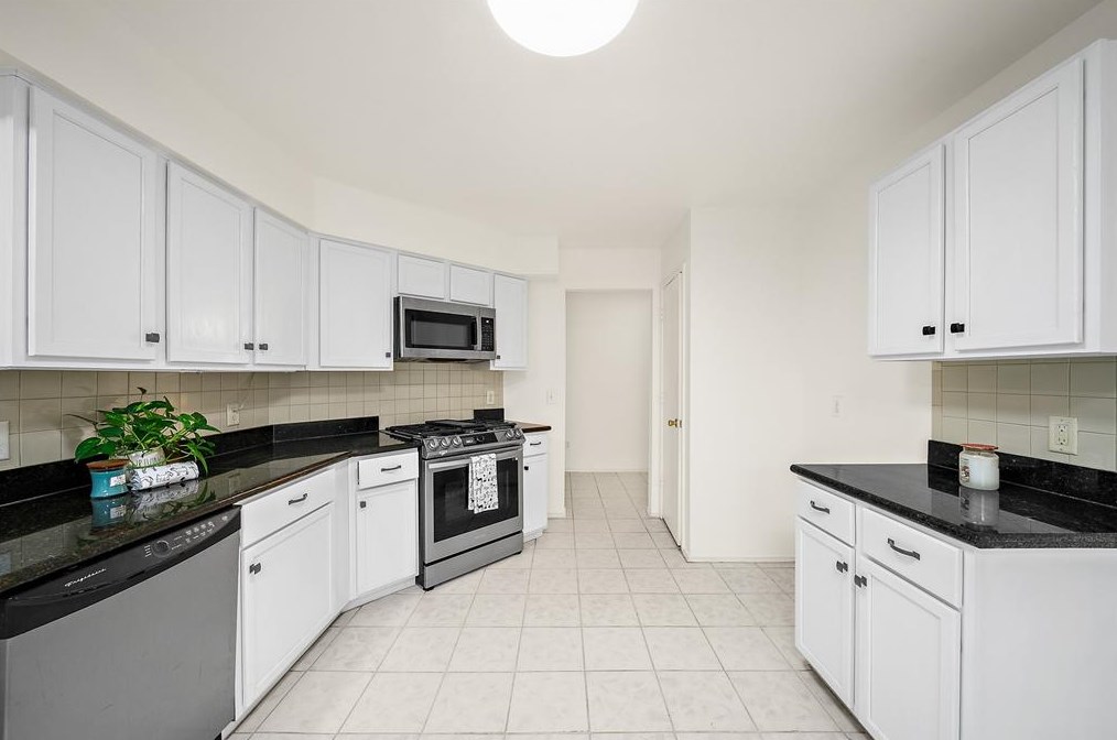 8010 Golf Green Cir, Houston, TX 77036