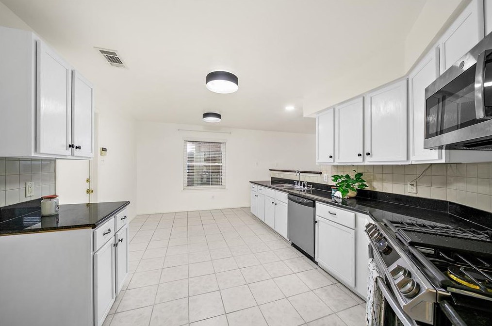 8010 Golf Green Cir, Houston TX  77036-4051 exterior