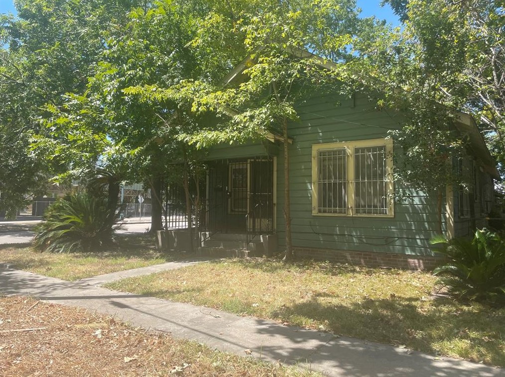 1142 Louise St, Houston, TX 77009-2958