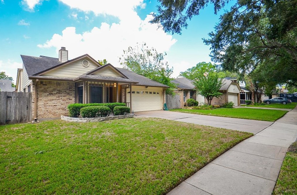 2022 Creekshire Dr, Sugar Land TX  77478-5210 exterior
