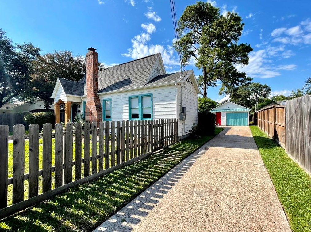 1007 Avenue Of Oaks St, Houston TX  77009-1421 exterior