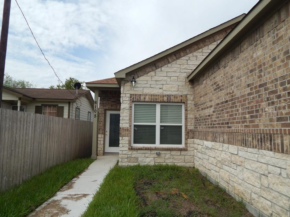 6105 Bobby Burns St, Houston, TX 77028