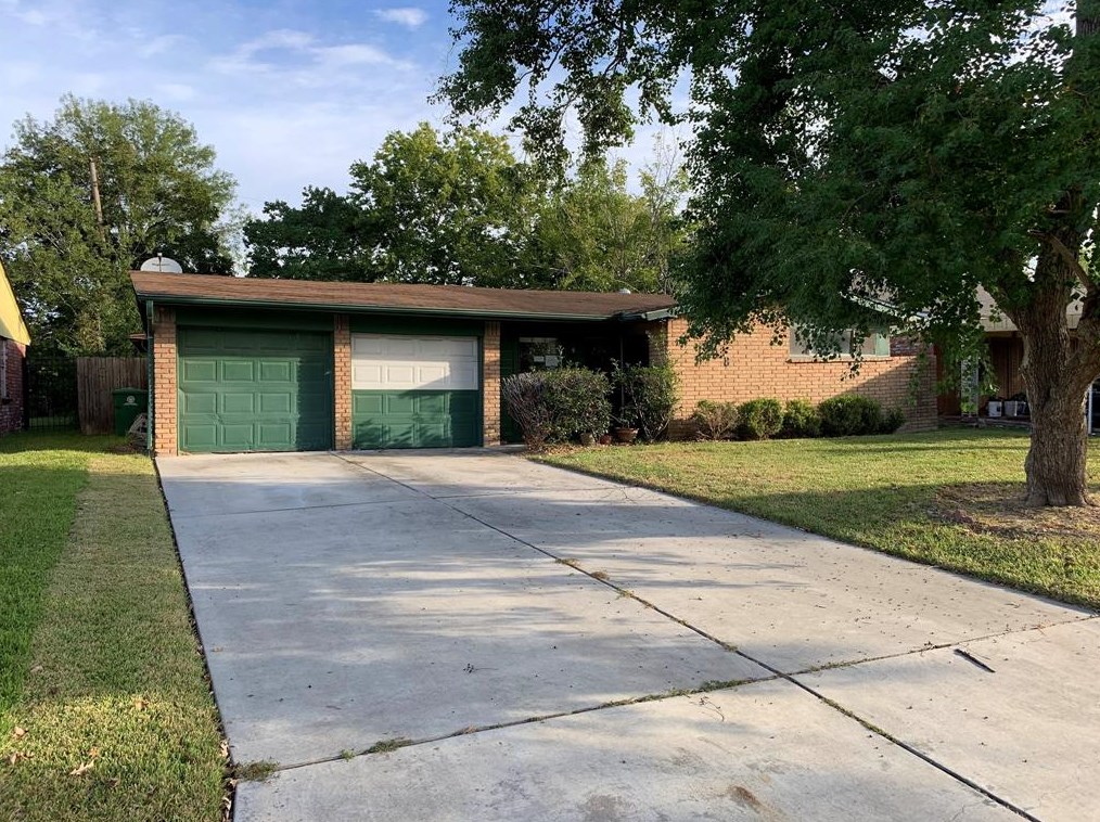 3718 Prudence Dr, Houston, TX 77045-5532