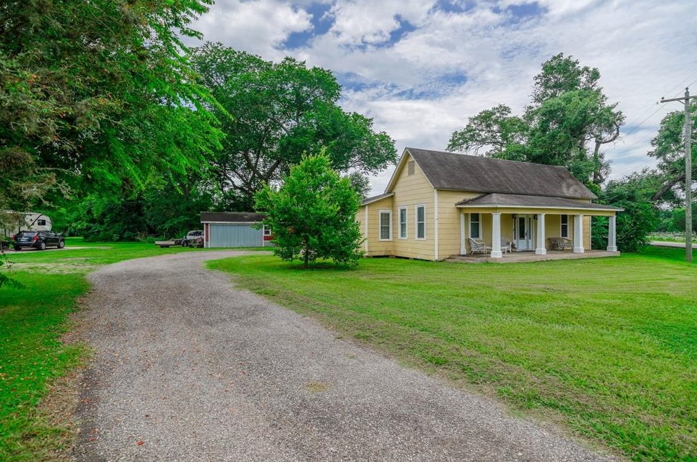597 Davis Bend Rd, Alvin, TX 77511-7511