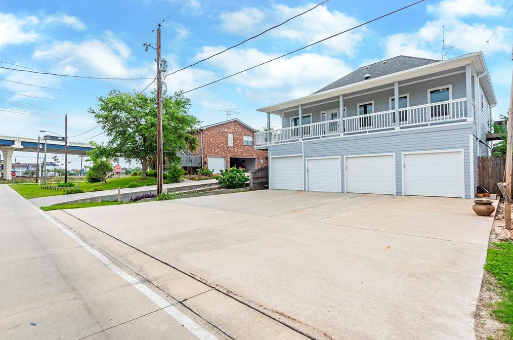 60 W 6th St, Kemah, TX 77565