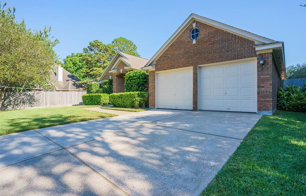 806 Orchard Peak Ct, Houston, TX 77062-2165