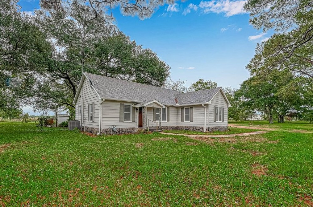 8111 Main St, Needville, TX 77461