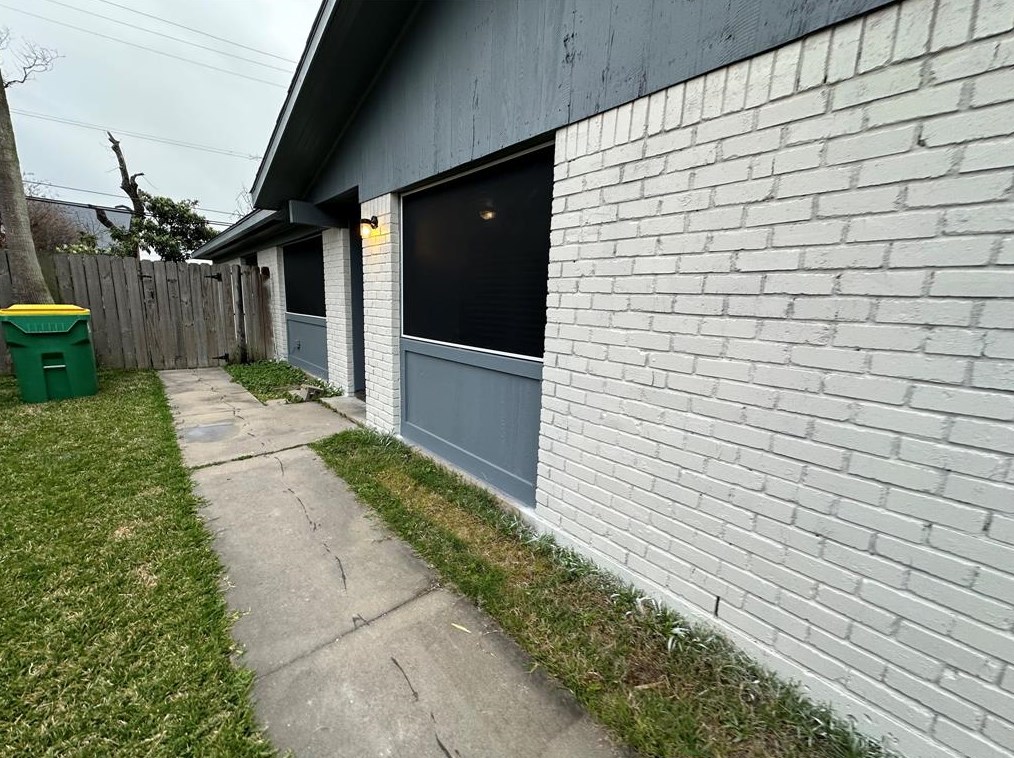 1901 Bahama Dr, Taylor Lake Village TX  77586-2919 exterior