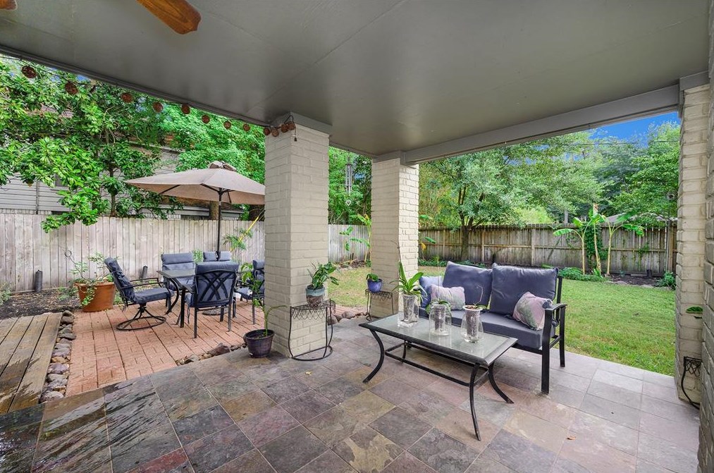 5707 Vestavia Dr, Houston TX  77069-2638 exterior
