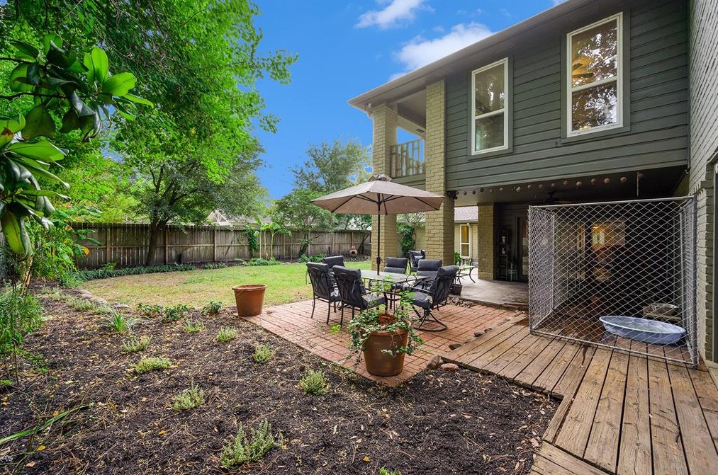 5707 Vestavia Dr, Houston TX  77069-2638 exterior