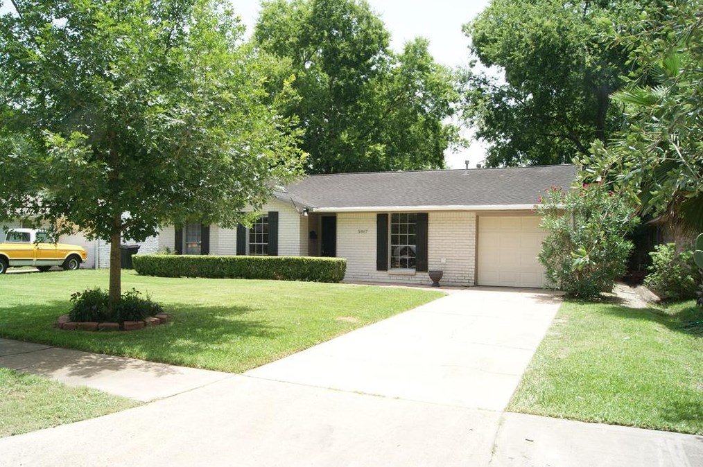 5867 Greencraig Dr, Houston, TX 77035
