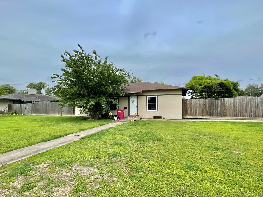 1422 Broad St, Jones Creek, TX 77541-5235