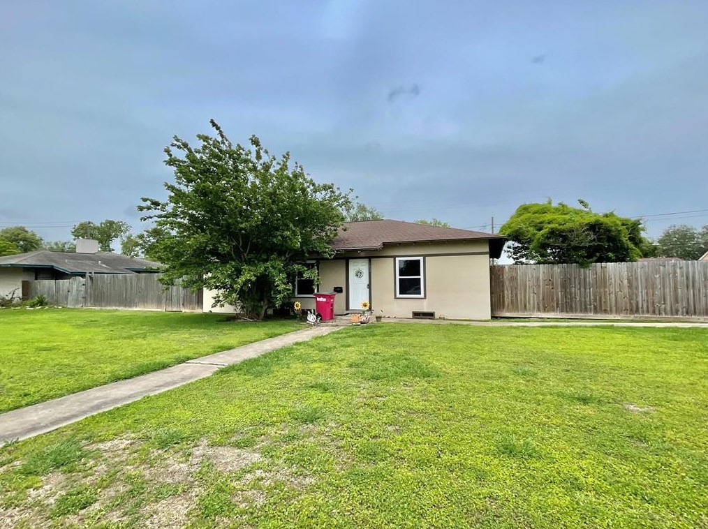 1422 W Broad, Jones Creek, TX 77541