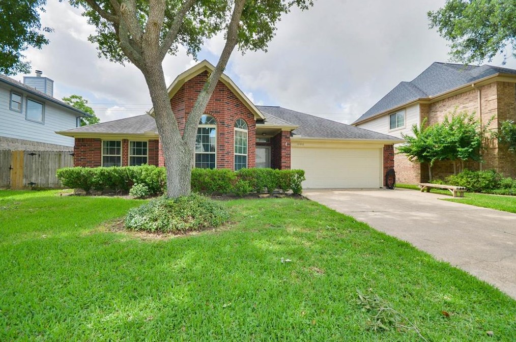10908 Spruce Dr, Morgans Point, TX 77571-4346