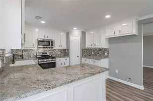 725 10th St, Dickinson, TX 77539 - Photo 18