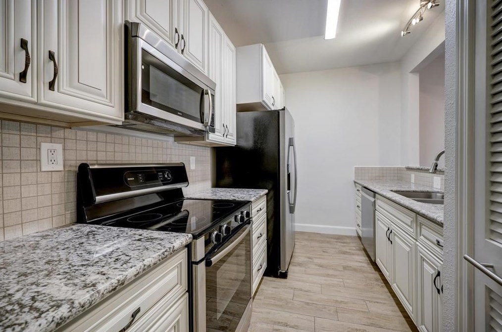 252 Wilcrest Dr, Houston TX  77042-1006 exterior