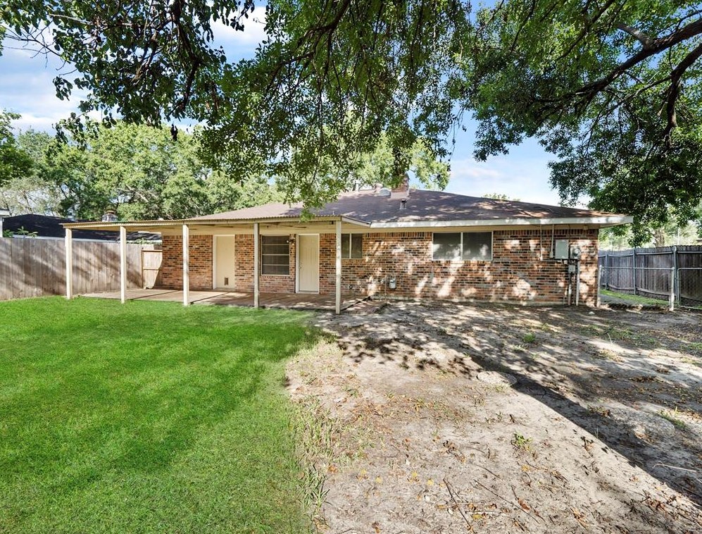 958 Festival Dr, Houston, TX 77062