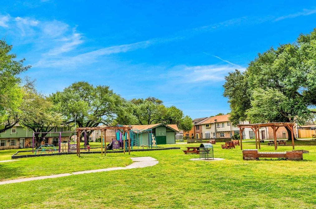 189 Casa Grande Dr, Houston TX  77060-4801 exterior