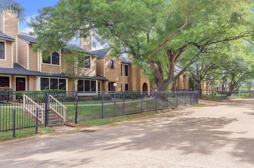 17736 Kings Park Ln, Houston, TX 77058