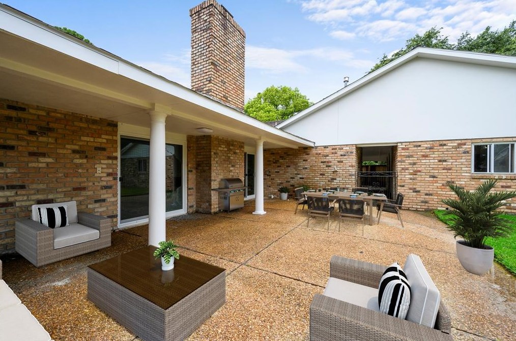 8018 Glenloch Dr, Houston TX  77061-1625 exterior
