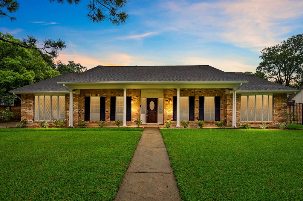 8018 Glenloch Dr, Houston, TX 77061-1006