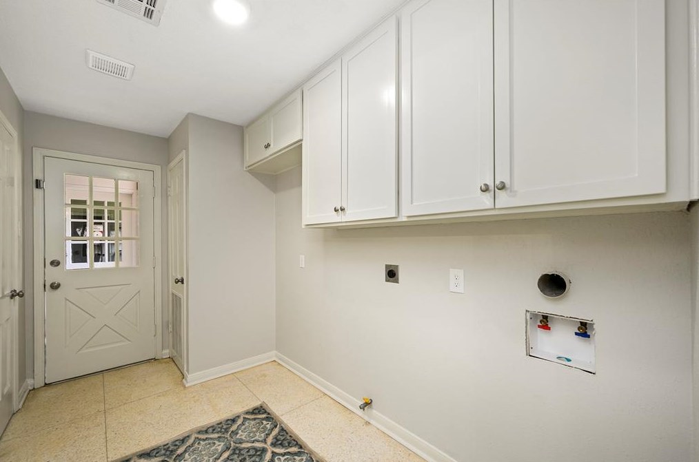 8018 Glenloch Dr, Houston TX  77061-1625 exterior
