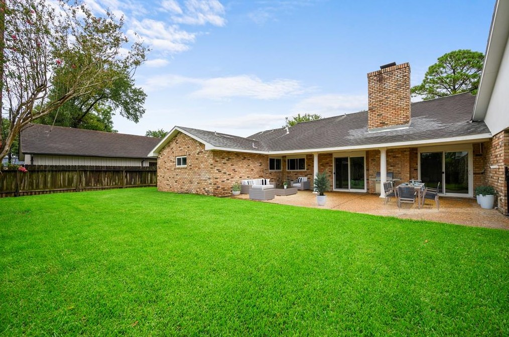 8018 Glenloch Dr, Houston TX  77061-1625 exterior