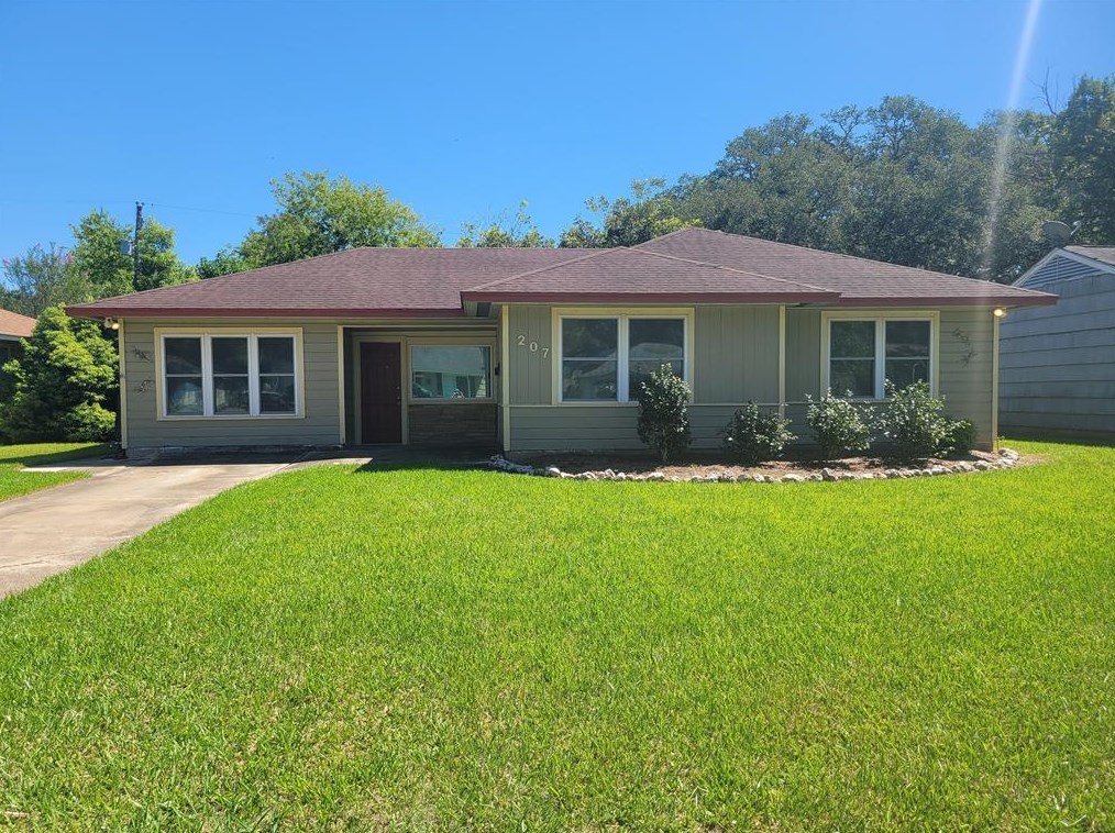 207 Redwood St, Richwood, TX 77566-5869