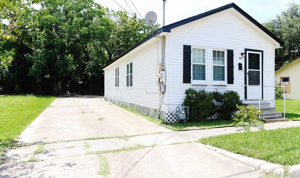 309 E Humble St, Baytown, TX 77520