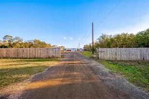 100 Mulcahy St, Damon, TX 77430 - Photo 2