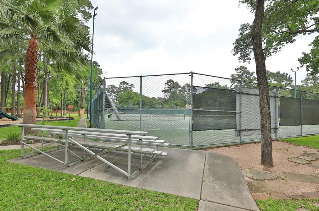 6730 Mossridge Dr, Houston TX  77069-2456 exterior