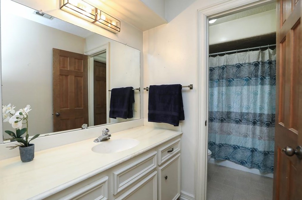 6730 Mossridge Dr, Houston TX  77069-2456 exterior