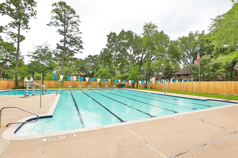 6730 Mossridge Dr, Houston TX  77069-2456 exterior