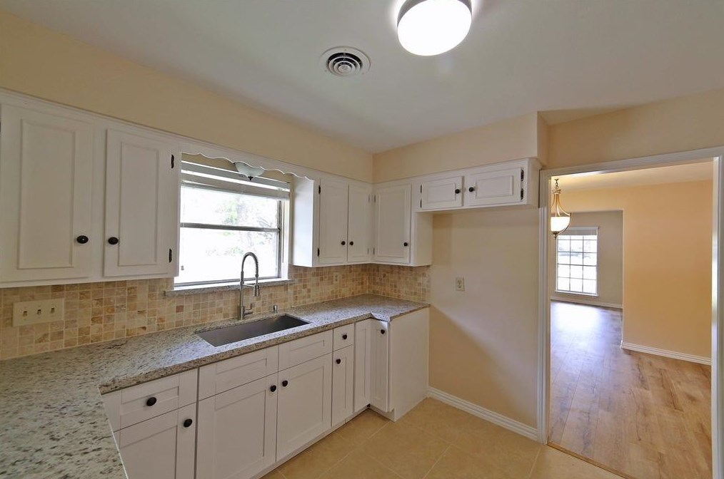 5623 Braesvalley Dr, Houston TX  77096-2909 exterior