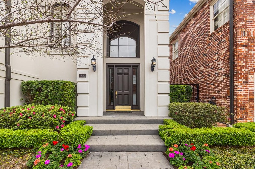1327 Winrock Blvd, Houston TX  77057-4010 exterior