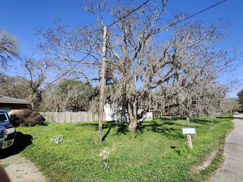 210 Oakwood Dr, Jones Creek, TX 77541-9428