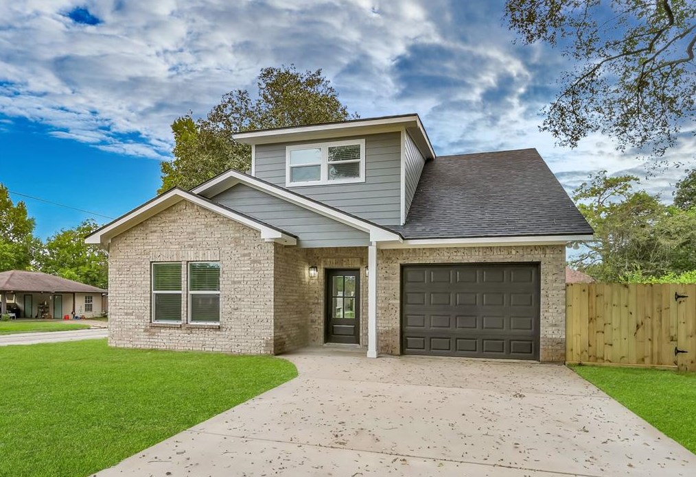 2201 Maple St, Ames, TX 77575-4243