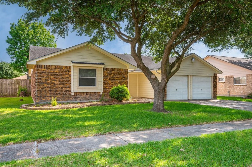 9742 Charmont Rd, Morgans Point, TX 77571