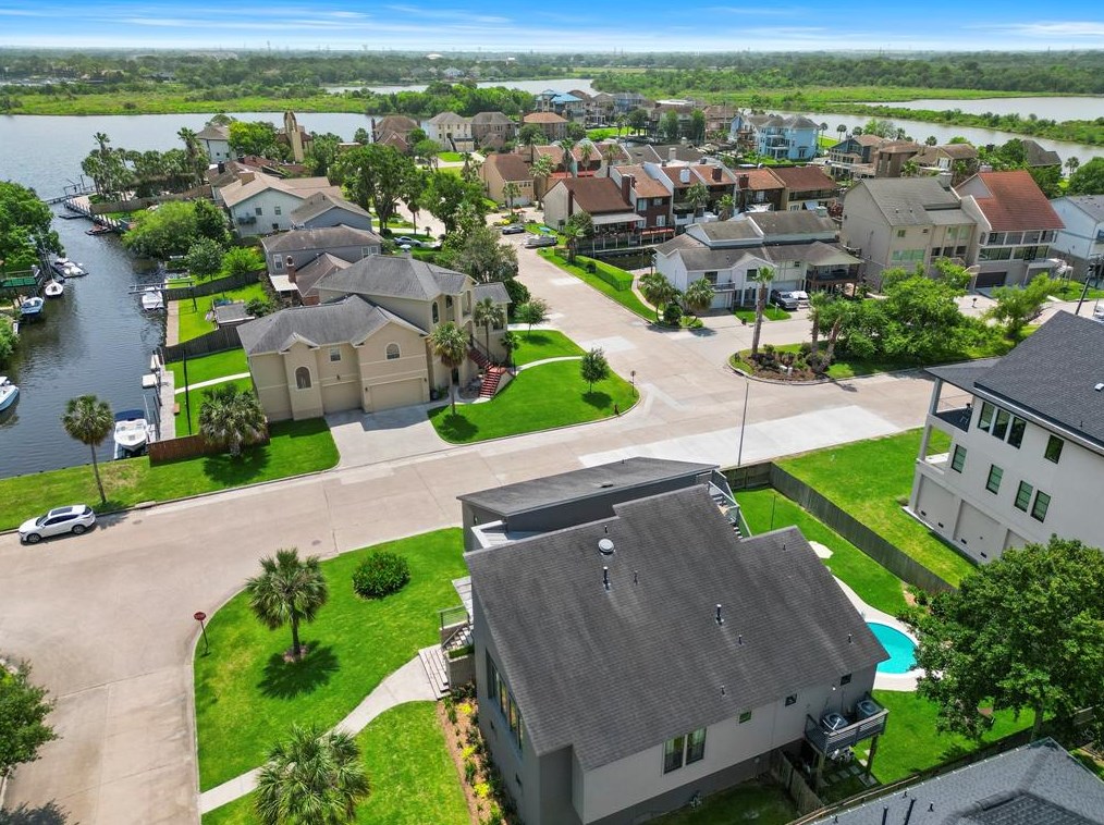 18734 Prince William Ln, Houston TX  77058-4227 exterior