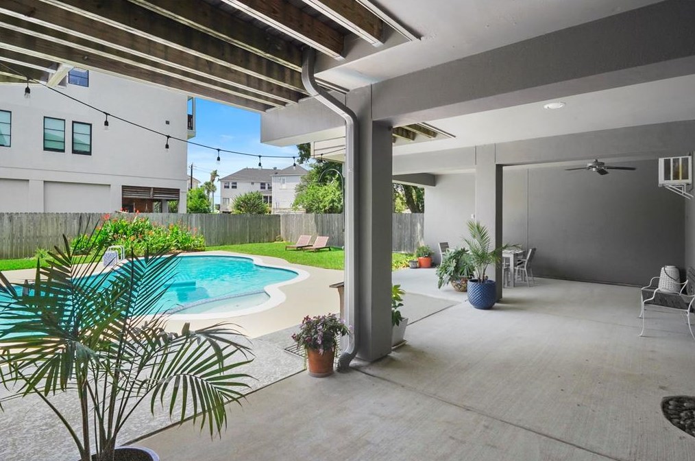 18734 Prince William Ln, Houston TX  77058-4227 exterior