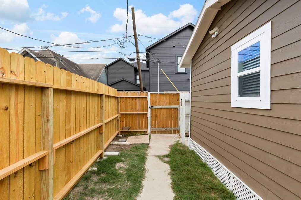 704 Jewett St #b, Houston, TX 77009