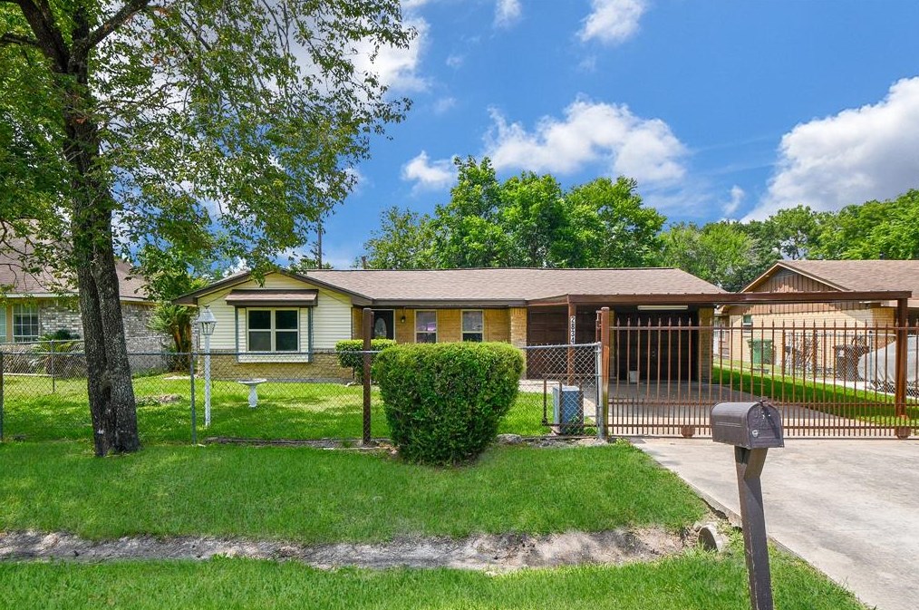 2834 Blue Sky St, Houston, TX 77088-4502