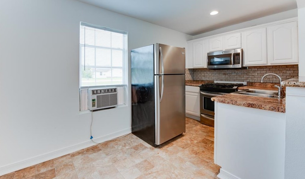 727 W 6th St, Jones Creek, TX 77541